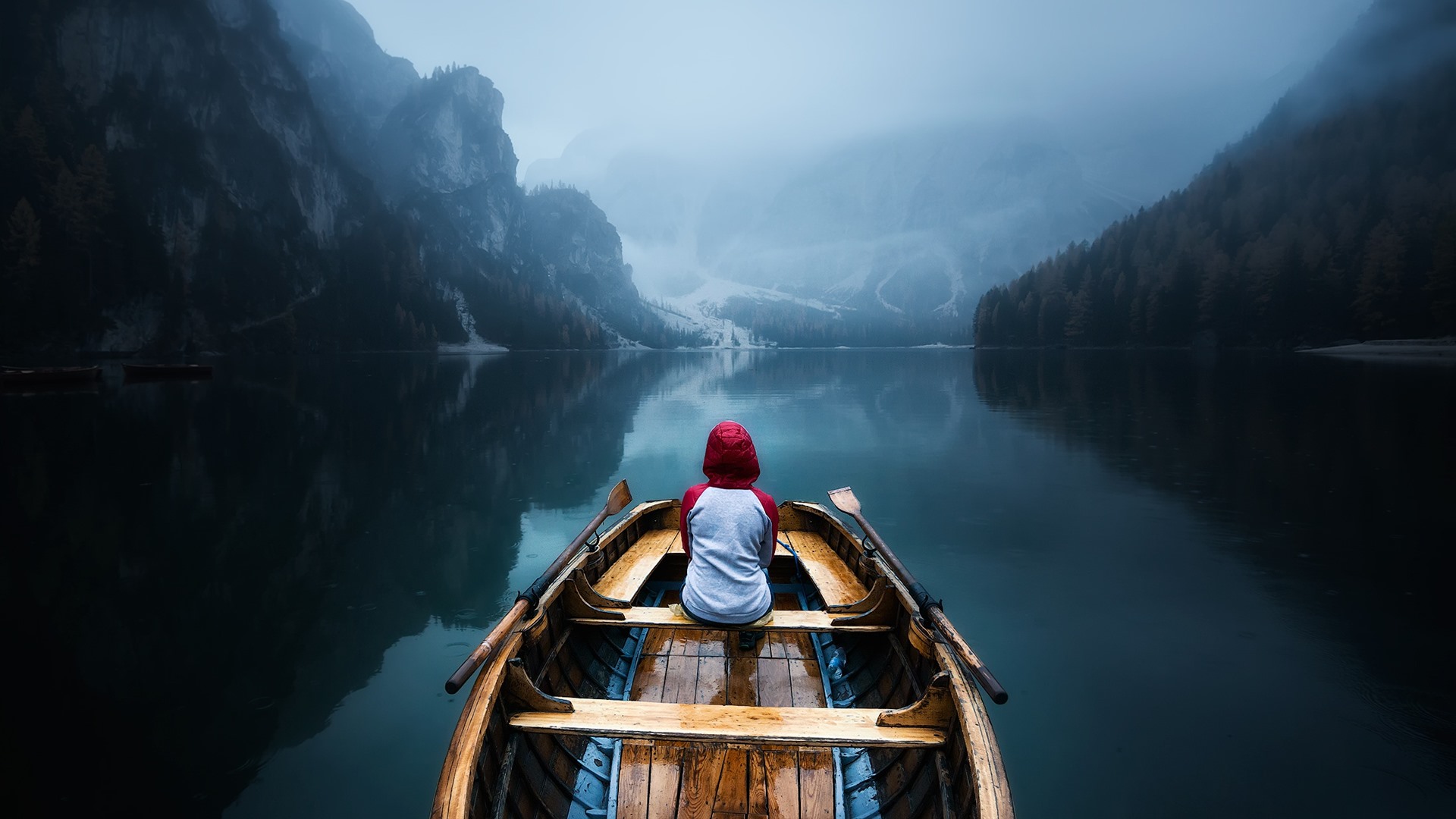 Плыть будущее время. Озеро Брайес. Человек в лодке. Лодка по реке. Человек в лодке на озере.